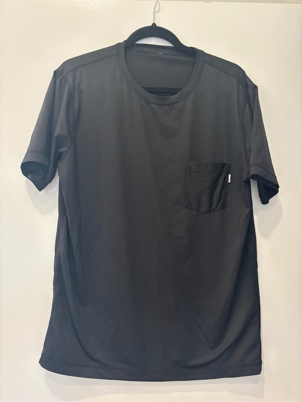 Vuori men's Tradewind Performance Pocket Tee technical Athletic Workout T-Shirt